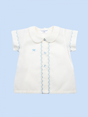 Camisa Batista blanca con cuello bebé y encaje de bolillos bicolor para niño. Moda infantil