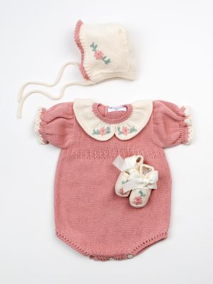 Conjunto de pelele, capota y patucos bordados para bebé rosa y crudo